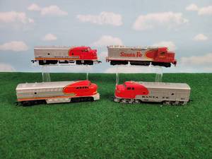lot 591 image: (4) Santa Fe HO Scale Powered Locomotives