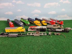 lot 615 image: Lot of Assorted HO Scale Locomotive Shells and Parts