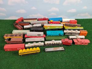 lot 617 image: (30) Assorted HO Scale Railcars for Parts - Great for making a Boneyard in your Layout