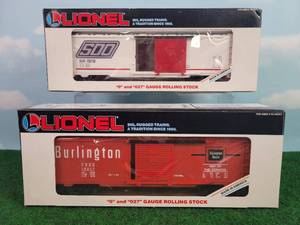 lot 622 image: (2) LIONEL OO27 Scale Rail Cars SOO Line Box Car and Burlington Box Car