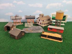 lot 632 image: (11) HO Scale Plastic Buildings and More