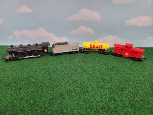 lot 637 image: Fletcher-Barnhardt & White Diecast HO Scale Shell Steam Engine Train Set