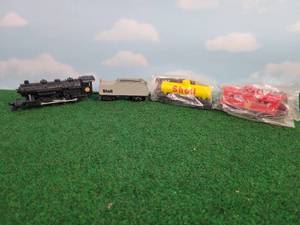lot 639 image: Fletcher-Barnhardt & White Diecast HO Scale Shell Steam Engine Train Set