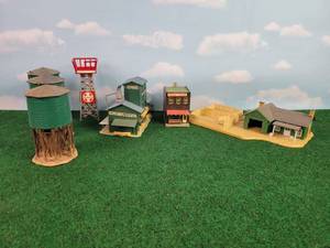 lot 640 image: (7) HO Scale Plastic Buildings  Tower