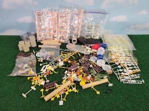 lot 642 image: Large Lot of New & Used HO Scale Signs, People, Animals and More