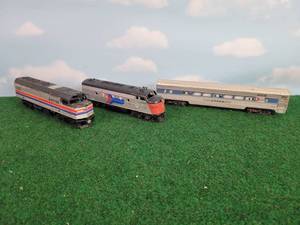 lot 646 image: (2) HO Scale Powered Amtrak Locomotives (#229 & #103) and Passenger Car