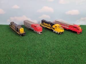 lot 647 image: (4) HO Scale Powered Santa Fe Locomotives - #2099, #307, #3500 & #350