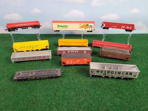 lot 652 image: (12) Assorted HO Scale Rail Cars