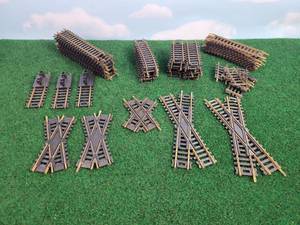 lot 656 image: Lot of Short Brass HO Scale Track Sections, (3) Bumpers and (6) Crosses
