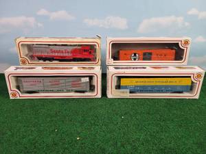 lot 661 image: Santa Fe 350 Powered HO Scale Locomotive and (3) Rail Cars in Boxes