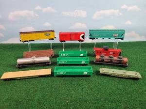 lot 662 image: (12) Assorted HO Scale Rail Cars