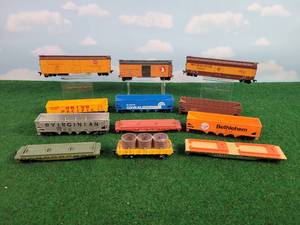 lot 669 image: (12) Assorted HO Scale Rail Cars