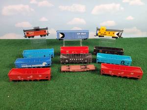 lot 671 image: (12) Assorted HO Scale Rail Cars