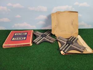lot 498 image: (2) LIONEL No. 020 90° O Scale Crosses w Original Boxes