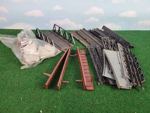 lot 682 image: HO Scale Double Bridge and Assorted Bridge Parts