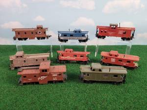 lot 684 image: (8) Assorted HO Scale Cabooses