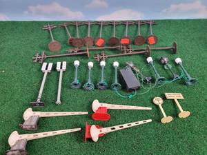 lot 685 image: (13) O Scale Power Poles, (8) Lighted Lampposts, (2) Signal Lights, (4) Crossing Arms and (2) Signs