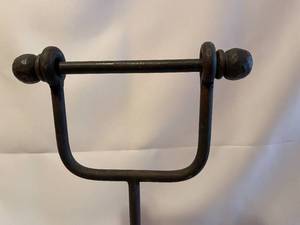 lot 75 image: Decorative Metal Toilet Paper Holder