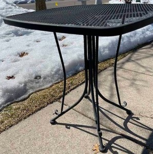 lot 180 image: Metal Patio Table