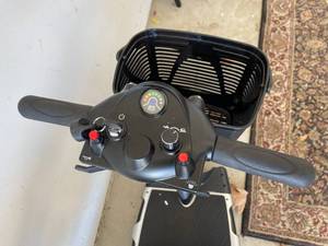 lot 184 image: VIVE Three Wheel Mobility Scooter Model MOB1025