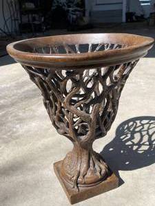 lot 199 image: Vine Themed Resin Planter Holder
