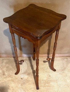 lot 87 image: Vintage Petite Accent Table