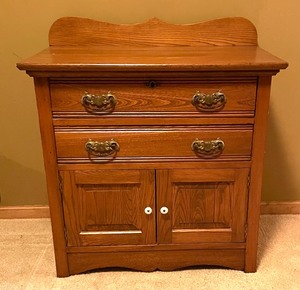 lot 103 image: Petite Vintage Commode
