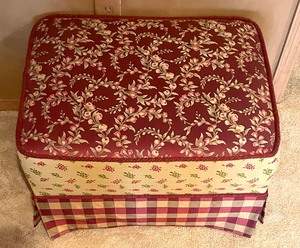 lot 115 image: Upholstered Ottoman on Casters