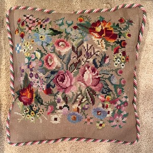 lot 112 image: Six Decorative  Accent Pillows