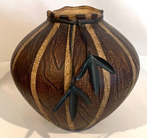 lot 120 image: Delightful Decor
