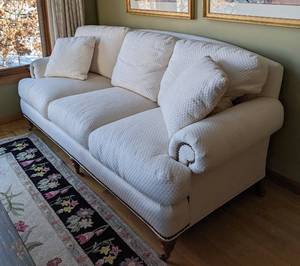 lot 4 image: Gorgeous Quilted Sofa by Sherrill