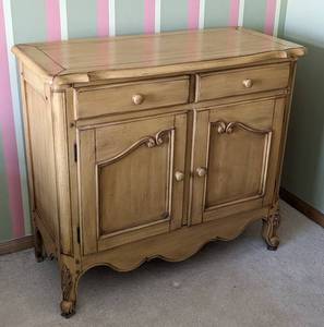 lot 25 image: Vintage Painted French Provincial Style Buffet Cabinet