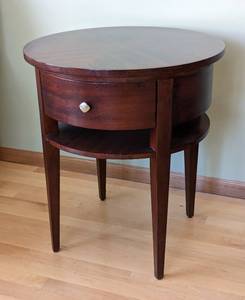 lot 32 image: Circular Bernhardt Wood Accent Table