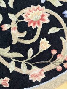 lot 16 image: Round Hooked Floral Area Rug