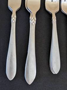 lot 254 image: Oneida Stainless Steel Flatware