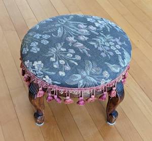lot 264 image: Petite Vintage Footstool