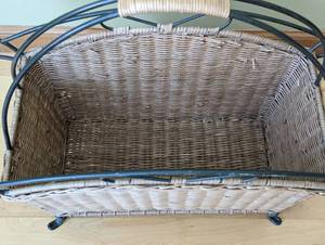 lot 269 image: Decorative Wicker Magazine Rack