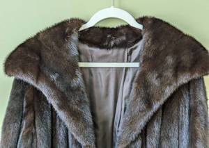 lot 276 image: Full Length Mink Fur Coat