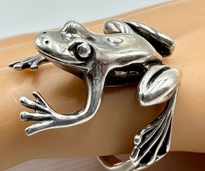 lot 127 image: Whimsical and Fun Sterling Silver Frog Figurine Ring