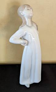 lot 294 image: Lladro Porcelain Little Girl in Nightgown Figurine
