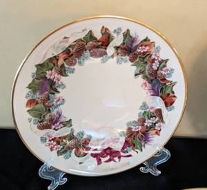 lot 320 image: Lenox Colonial Christmas Wreath Plates #1