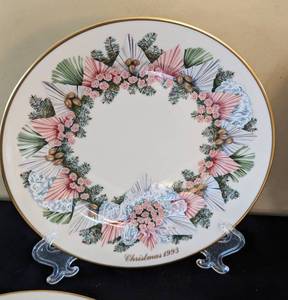 lot 321 image: Lenox Colonial Christmas Wreath Plates #2