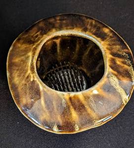 lot 335 image: Pretty Pottery