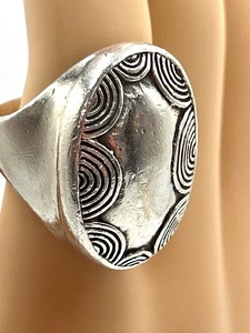 lot 226 image: Uniquely Designed Sterling Ring