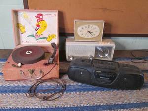 Vintage record ayer, radios and clo...
