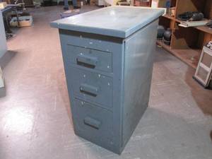 Shop bench with 3 storage drawers t...