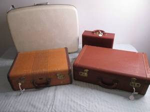 Vintage luggage with keys and worki...
