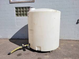 lot 510 image: 850 Gallon Poly Water Tank w (2) Banjo Ball Valves and CamLok Fittings - NO SHIPPING
