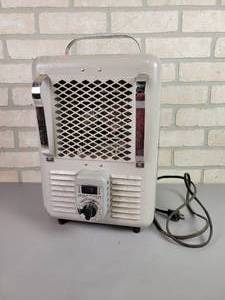 lot 582 image: Milkhouse Heater - 1500W 120Vac - tested and works