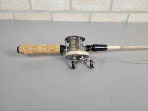 lot 674 image: Vintage Shakespeare Ideal No. 1909 Model FJ Baitcast Reel w Pole - Approx. 70 Overall - NO SHIPPING